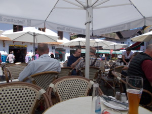 Sitting on the street at the Kronner watching people and dogs and having a light lunch.